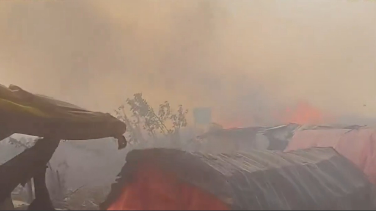 Noida_ Massive Fire Breaks Out At Sector 32 Dumping Ground, Residents Flee In Panic