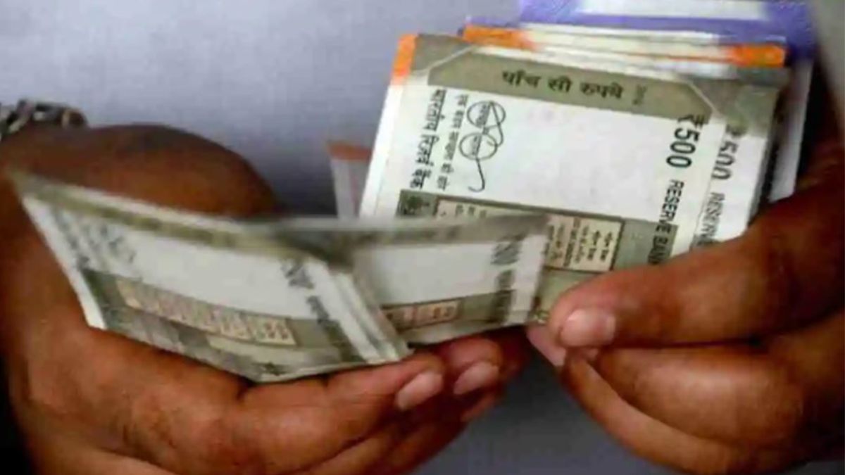 Unable To Sign Or Visit Bank? RBI Clarifies How Pensioners Can Still Withdraw Their Pension Unable To Sign Or Visit Bank? RBI Clarifies How Pensioners Can Still Withdraw Their Pension