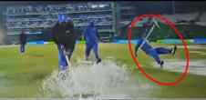 Pakistan ground staff cleaning the ground after just 30 minutes of rain