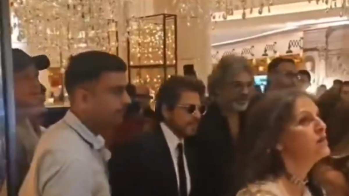 Shah Rukh Khan’s Effortless Charm Steals The Show At Star-Studded Wedding Of Ashutosh Gowariker’s Son | WATCH Video