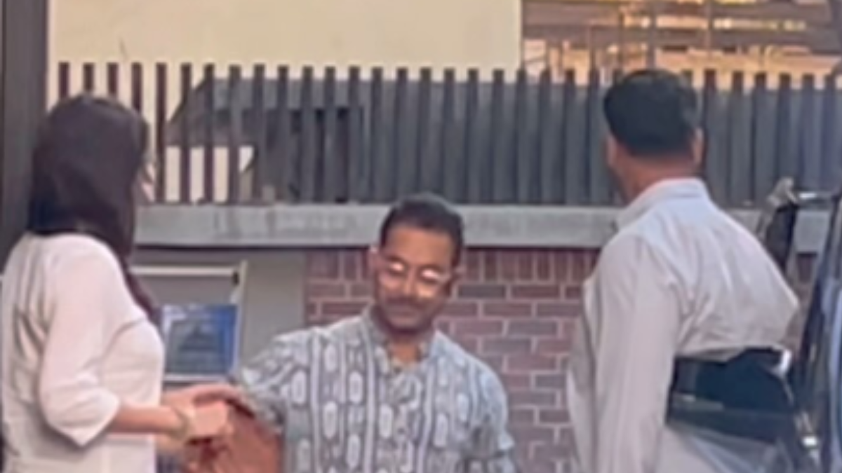 Aamir Khan Spotted With Girlfriend Gauri Spratt; Netizens React With Mixed Opinions |VIDEO Aamir Khan Spotted With Girlfriend Gauri Spratt; Netizens React With Mixed Opinions |VIDEO