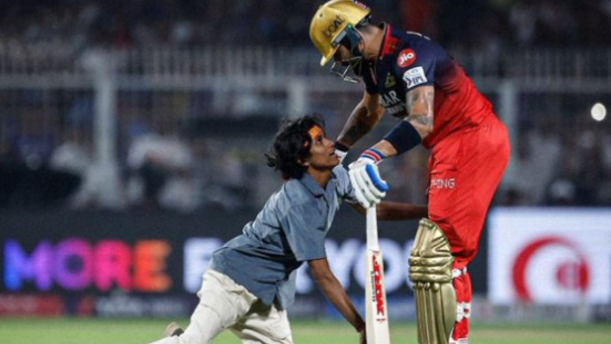 Virat Kohli was hugged by a fan (Photo Credit - X-Platform)