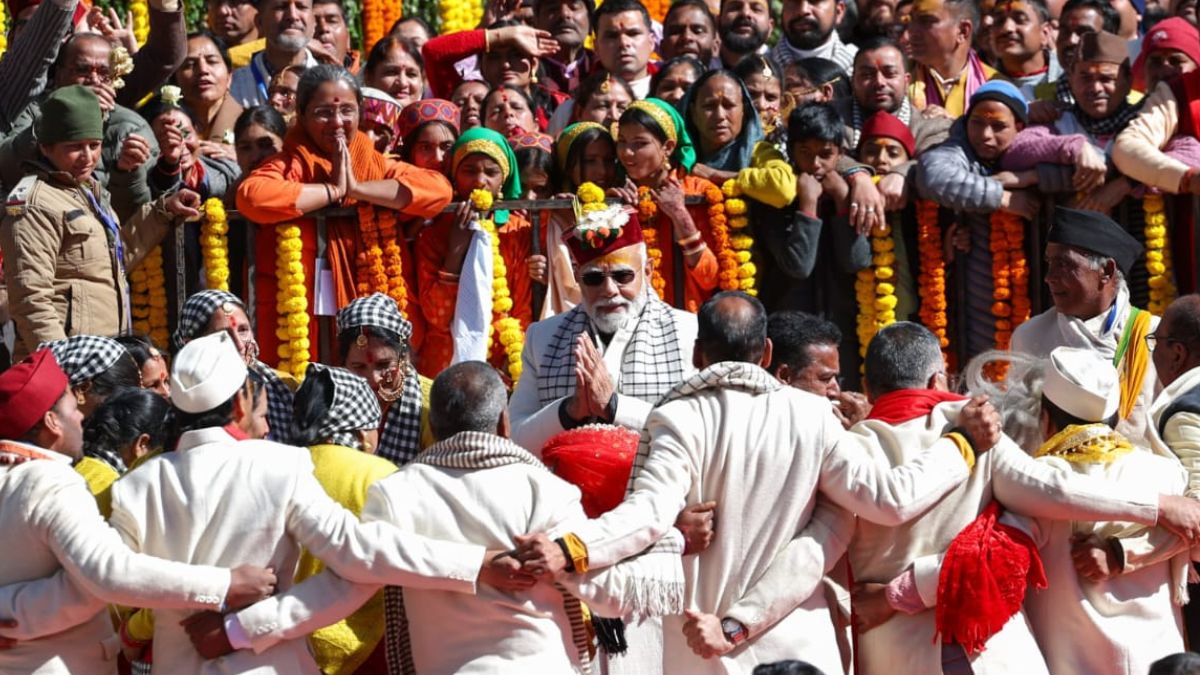 PM Modi Promotes Uttarakhand Winter Tourism From Mukhwa, Advocates 'Gham Tapo' And 'No Off-Season' Travel PM Modi Promotes Uttarakhand Winter Tourism From Mukhwa, Advocates 'Gham Tapo' And 'No Off-Season' Travel