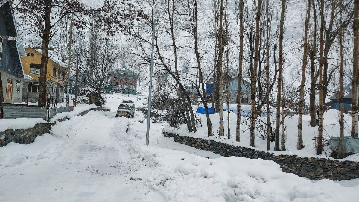 J&K Weather Update: IMD Issues Yellow Alert For Rain, Snow Across Jammu; Check Forecast For Next 3 Days J&K Weather Update: IMD Issues Yellow Alert For Rain, Snow Across Jammu; Check Forecast For Next 3 Days