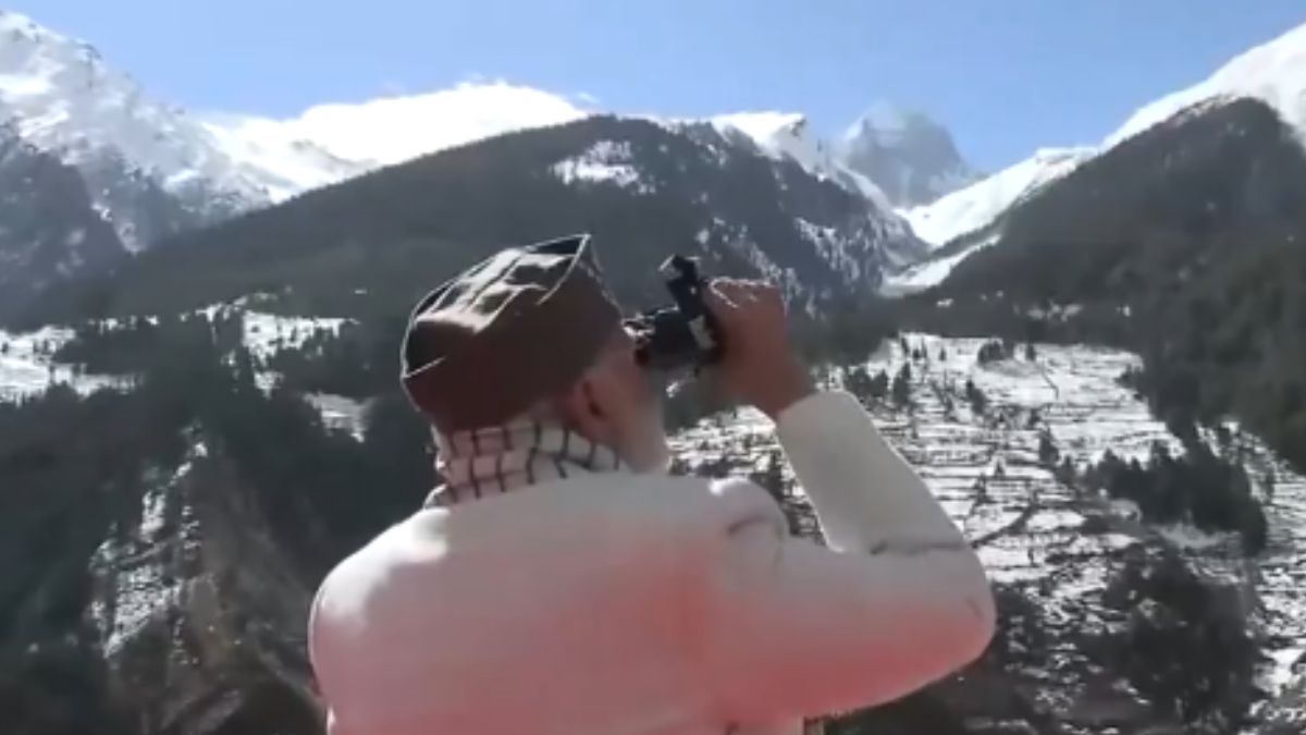 PM Modi's Uttarakhand Visit: Watch The Prime Minister Enjoy The Stunning Snow-Capped Mountain Views in Mukhwa PM Modi's Uttarakhand Visit: Watch The Prime Minister Enjoy The Stunning Snow-Capped Mountain Views in Mukhwa