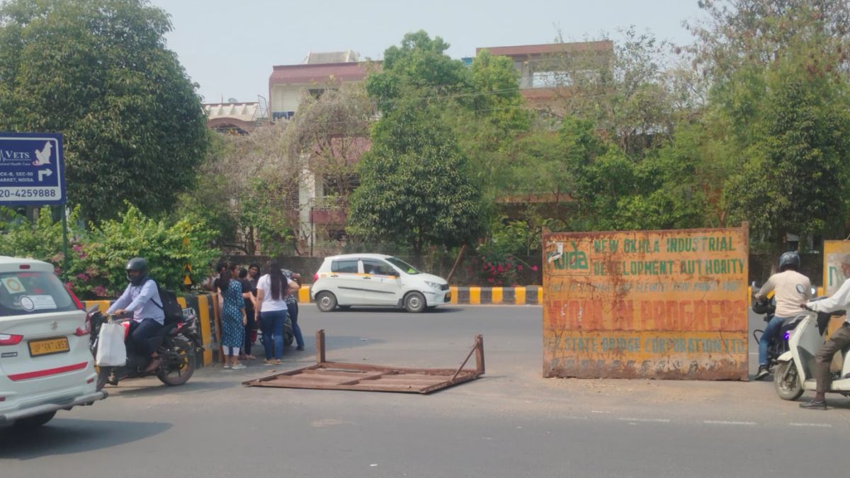 Noida: Class 9 Student’s Leg Broken In Barricade Accident, RWA Blames Traffic Police Negligence