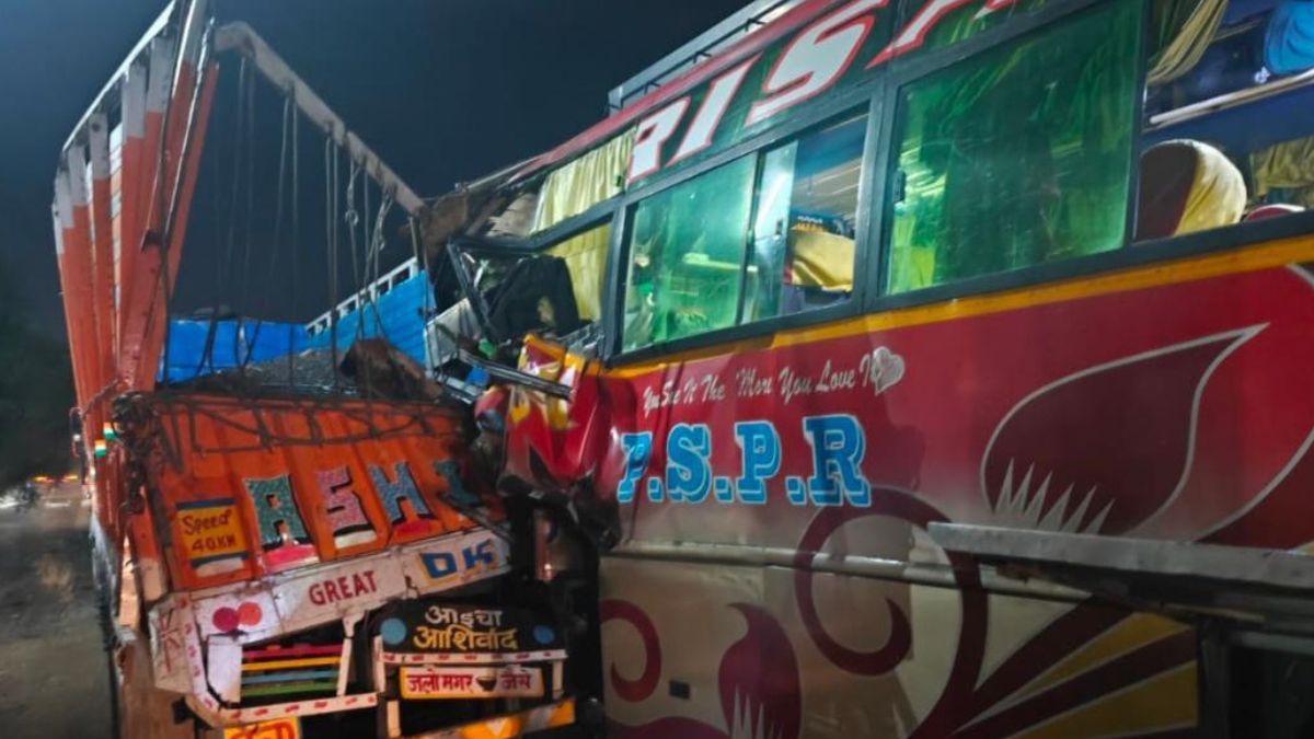 Hyderabad-Shirdi Bus Crashes Into Parked Truck Near Buldhana On Mumbai-Nagpur Highway; Three Critical, 28 Injured Hyderabad-Shirdi Bus Crashes Into Parked Truck Near Buldhana On Mumbai-Nagpur Highway; Three Critical, 28 Injured