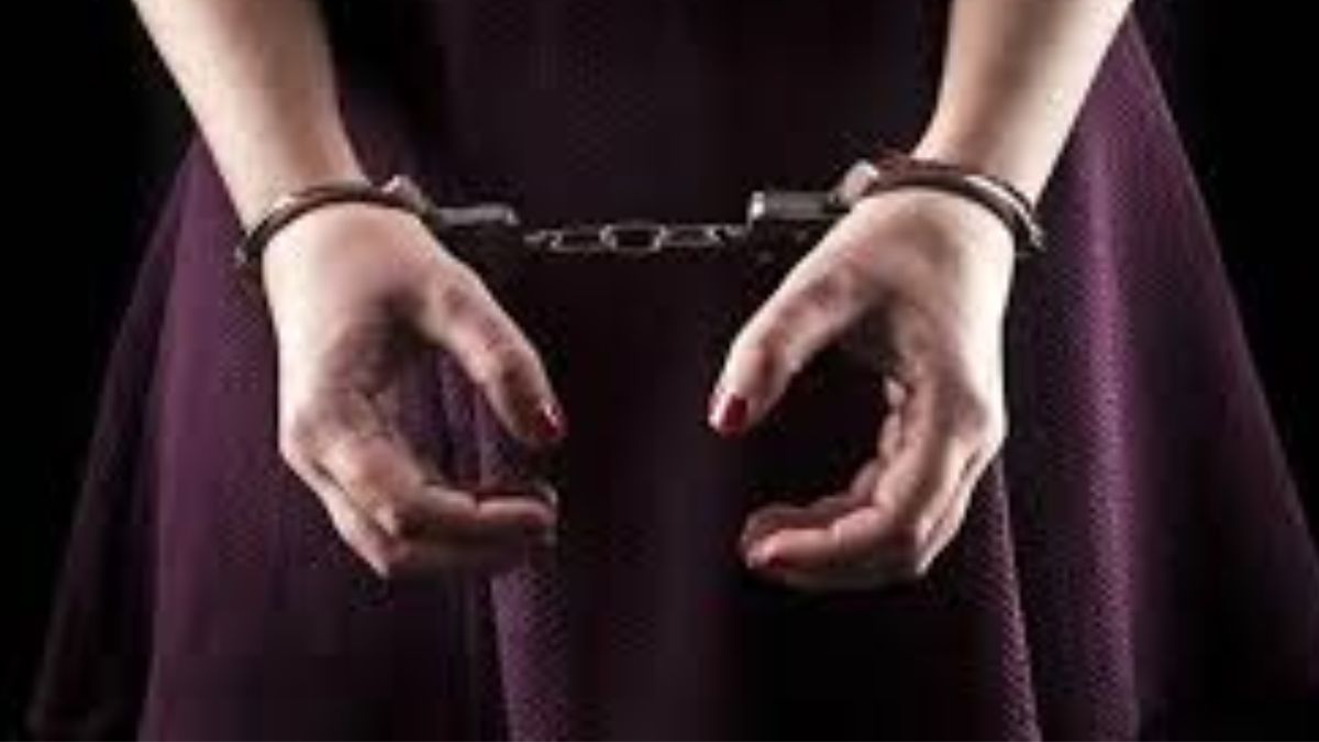 UP RERA Accountant Caught Red-Handed Taking Rs 50,000 Bribe; Buyers Allege Exploitation UP RERA Accountant Caught Red-Handed Taking Rs 50,000 Bribe; Buyers Allege Exploitation