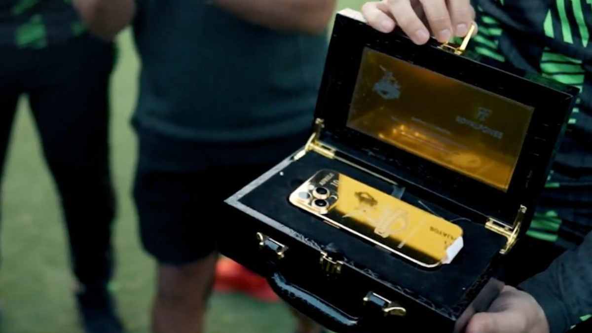 Gold iPhone gifted to Shaheen Shah Afridi Gold iPhone gifted to Shaheen Shah Afridi
