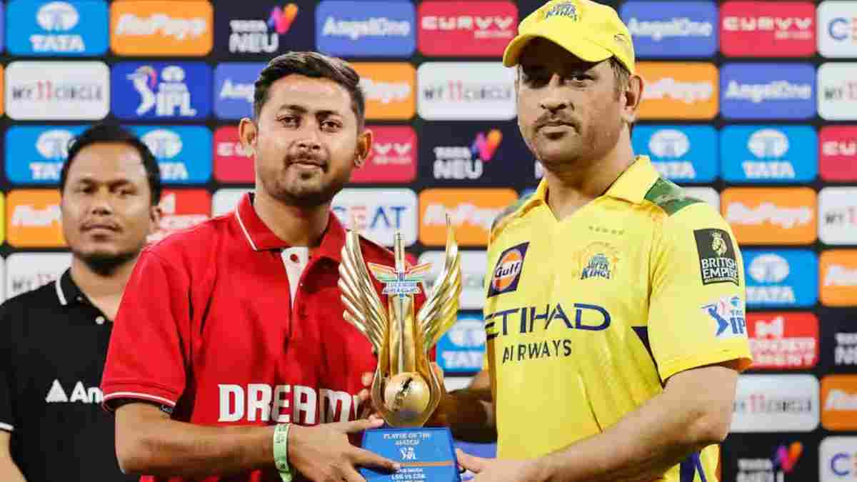 MS Dhoni gets player of the match award