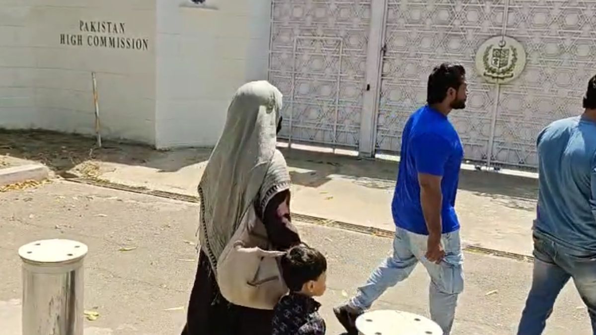 'Only 48 hours Left:’ Indian-Origin Woman Married To Karachi Doctor Reaches Pakistan High Commission – Here’s Why