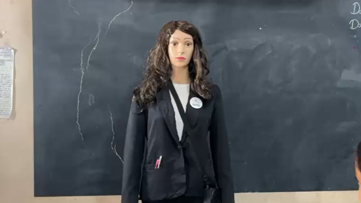 Meet Gujarat’s First Lady AI Robot! Watch Her Teach Maths and Science in Hindi Meet Gujarat’s First Lady AI Robot! Watch Her Teach Maths and Science in Hindi