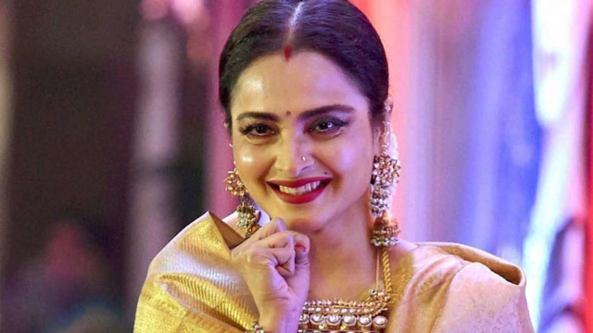 Throwback To When Rekha Cancelled Her Trip To Pakistan For Lata Mangeshkar