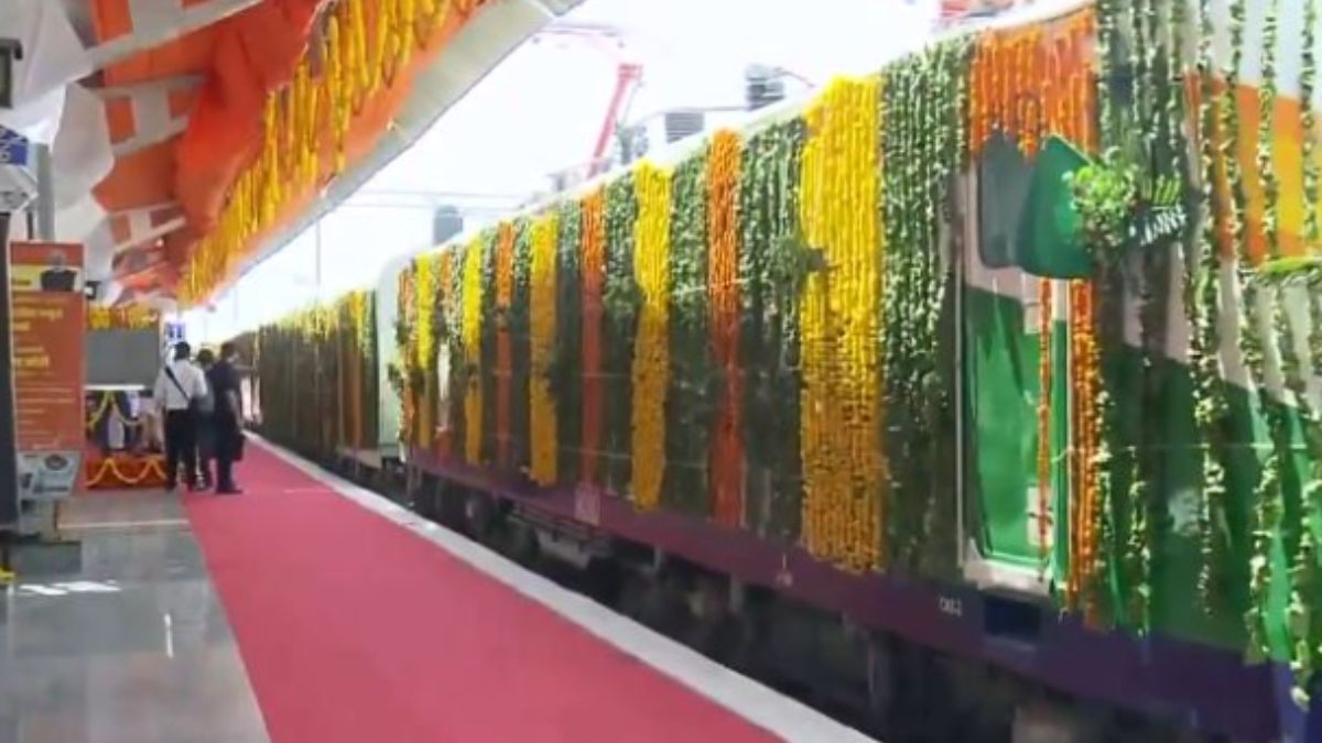 PM Modi Flags Off Bikaner-Mumbai Express, Inaugurates Redevolped Deshnoke Station In Rajasthan PM Modi Flags Off Bikaner-Mumbai Express, Inaugurates Redevolped Deshnoke Station In Rajasthan