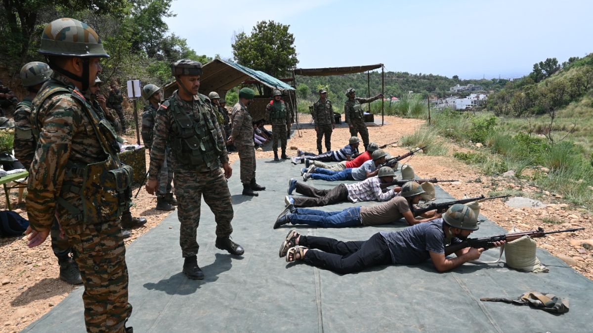 Indian Army’s Tiger Division Conducts Training Of 100 Village Defence Guards In Jammu