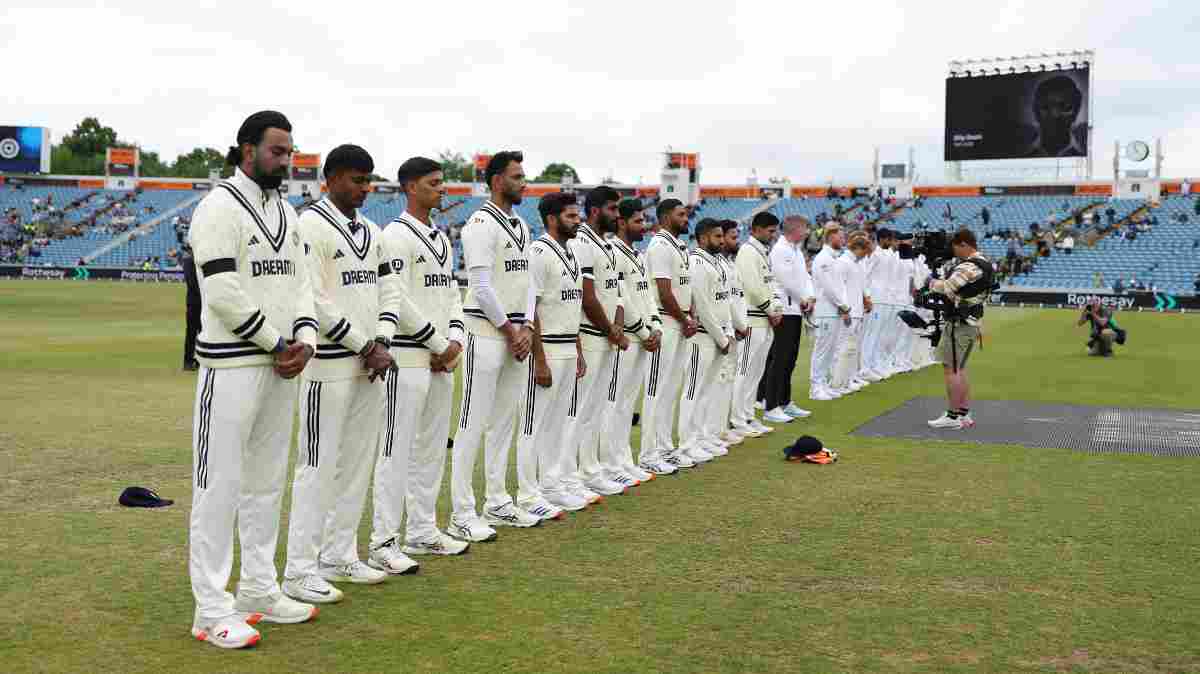 Player wearing Blackarm bands on Day 5