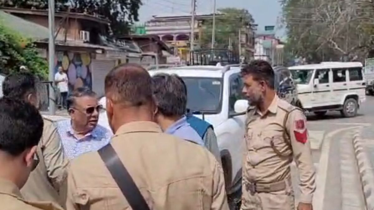 Jammu And Kashmir Police Detain PDP Leaders As Protest March Is Foiled In Srinagar Jammu And Kashmir Police Detain PDP Leaders As Protest March Is Foiled In Srinagar