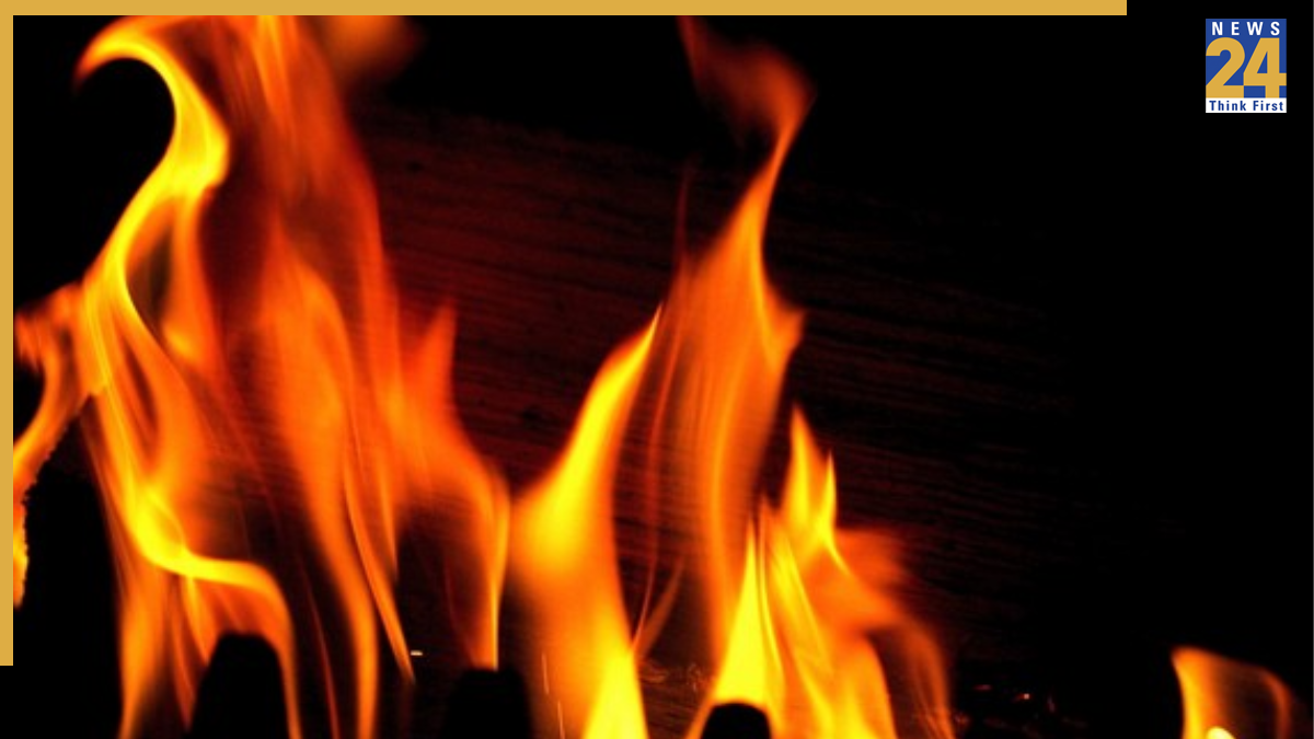 Delhi: Fire breaks out in Karol Bagh's Gaffar Market- Four fire tenders rushed to the spot