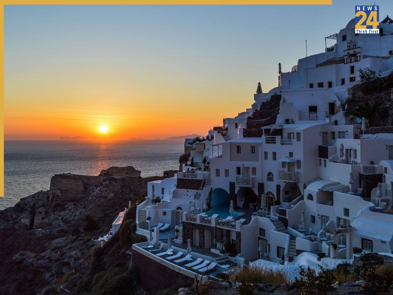 Sunset Lovers Rejoice: The World’s Most Mesmerizing Sunset Views That Will Steal Your Breath-1-2