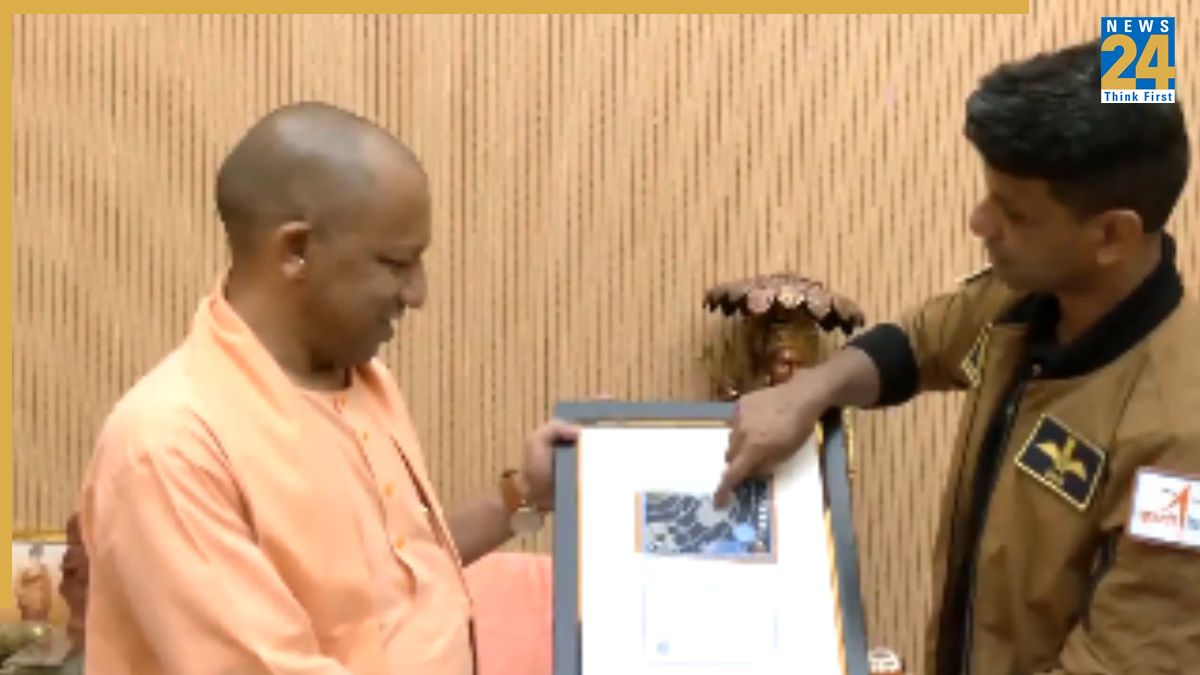 Yogi adityanath and shubhanshu shukla (1)