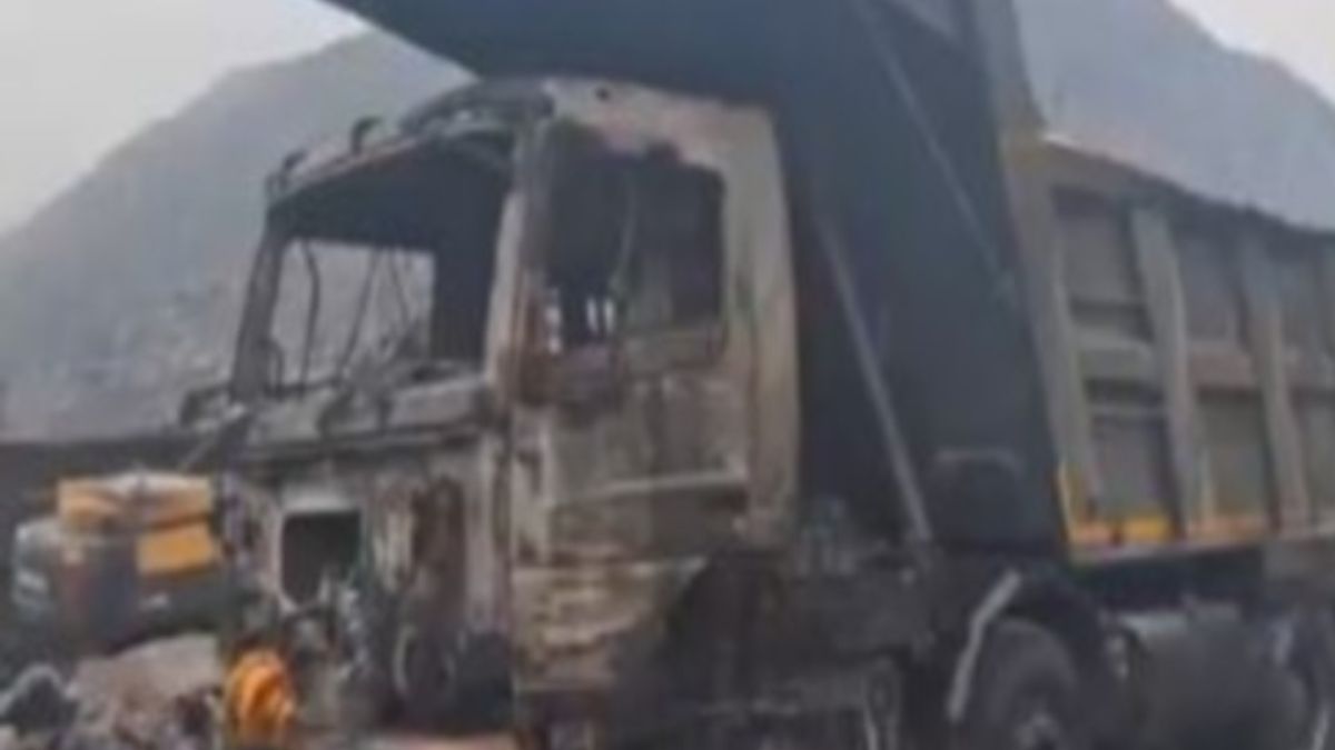 Jharkhand: Six Trucks, Including Three Poclains, Torched By Unidentified Miscreants In Hazaribagh