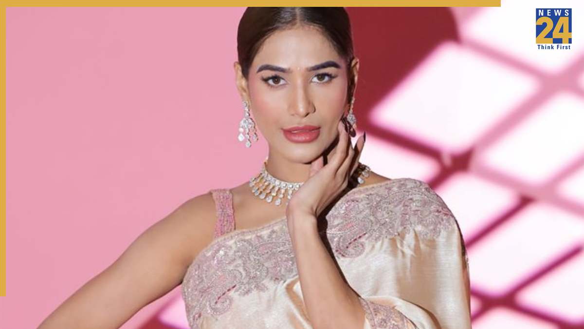 Why did the Luv Kush Ramlila Committee remove Poonam Pandey from Mandodari Role?