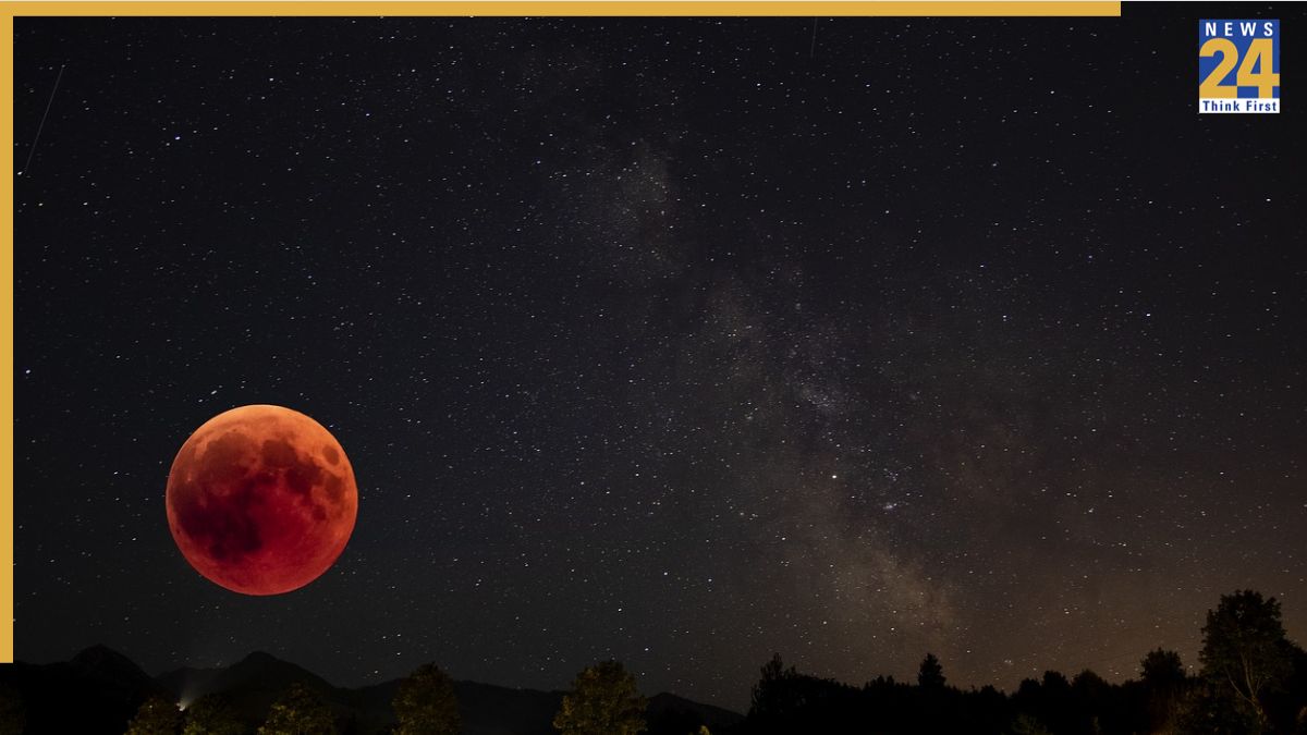 Total Lunar Eclipse: Here's How You Can Capture The 'Chandra Grahan' Using Mobile