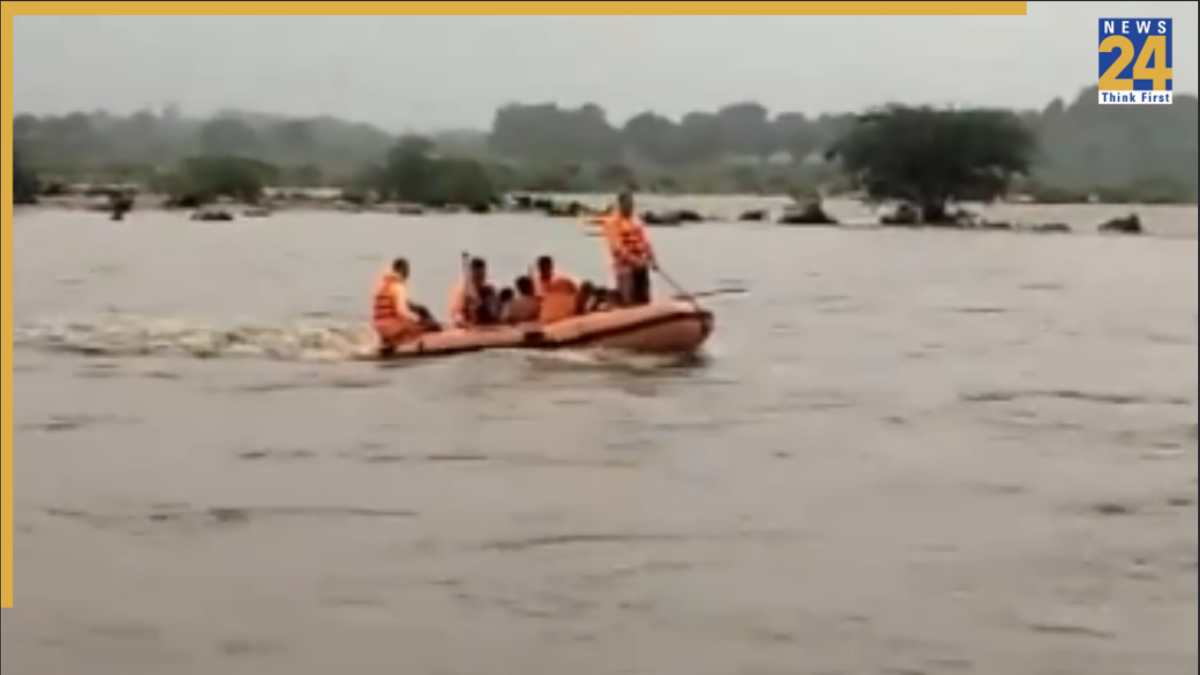 Gujarat: Residents In Vadodara's Vadsar Area Stranded Owing To Heavy Rains, Municipal Corporation Provides Relief Materials