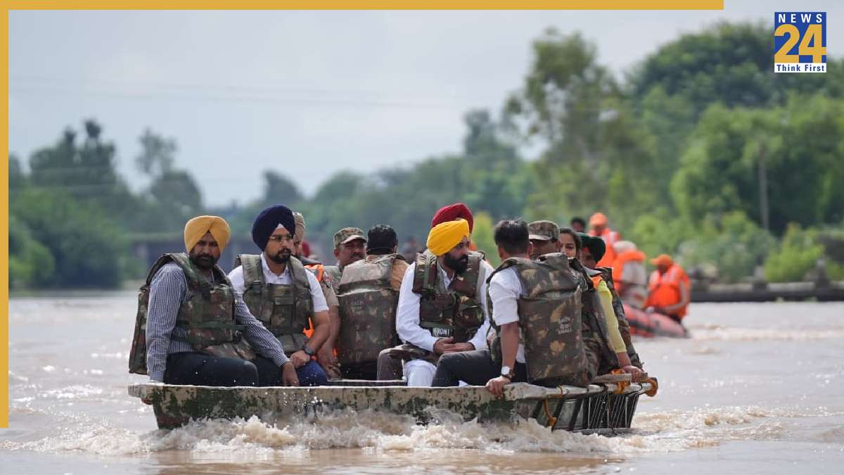 CM Visits Flood Affected Areas Of Ferozepur In Boat, Seeks Upward Revision In Compensation Of Loss Due To Natural Disaster From Centre