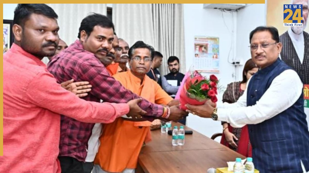 Video of Woman Smoking Inside Passenger Train Goes Viral (1)