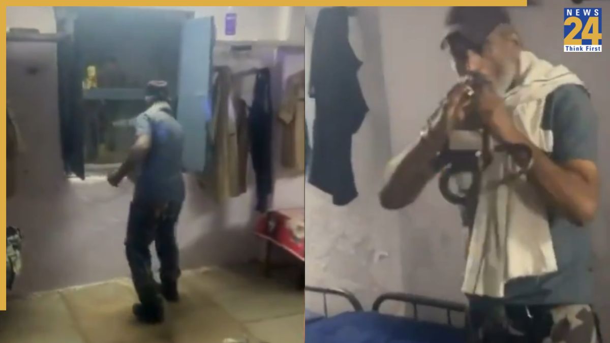 Viral Video Indore Constable Catching Cobra