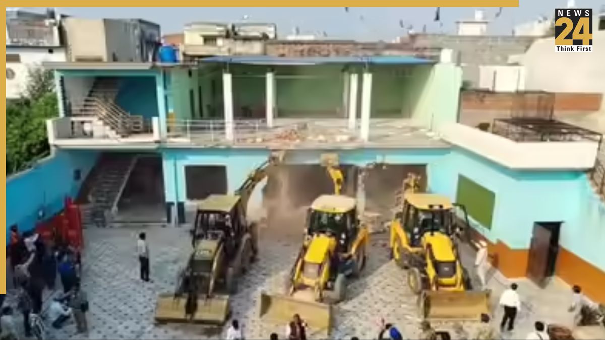 Bareilly Violence: Bulldozers Roll into Accused Nafees Ahmed's 'Raja Palace', Tauqeer Raza's Home Sealed in Demolition Drive | Video