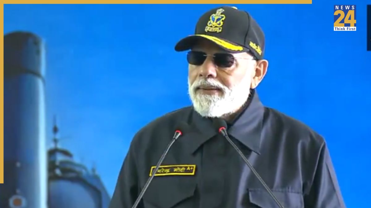 PM Modi Celebrates Diwali with Indian Navy on INS Vikrant, Says ‘Glow Of The Sun's Rays On The Ocean's Waters Is Like...’