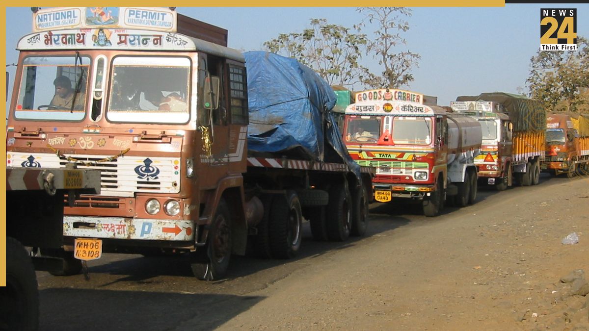 File-Traffic Jam Vehicles stuck for 4 days on Delhi-Kolkata Highway! 65-km Traffic Jam, Movement barely 5 km in 24 Hours