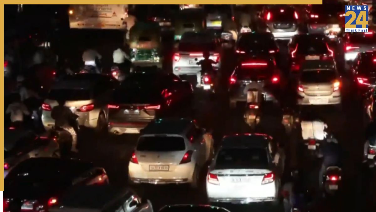 Traffic Diwali Rush Triggers Major Traffic Congestion Across Delhi-NCR; Heavy Jams at IFFCO Chowk, ITO, Chanakyapuri