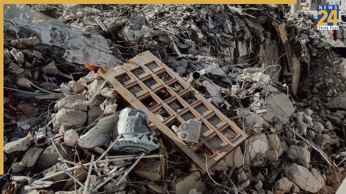 earthquake 6.9-magnitude earthquake hits central Philippines, 22 dead; building damaged