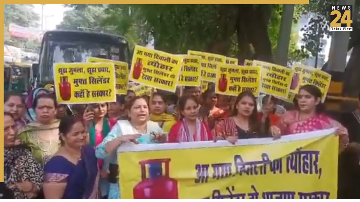 Women Protest Outside Delhi CM Rekha Gupta’s Residence Demanding Free Gas Cylinders On Diwali