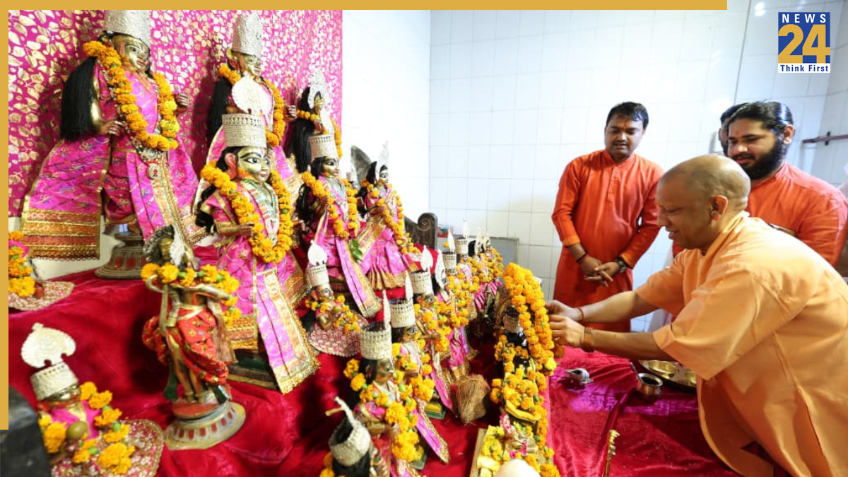 CM Yogi Offers Prayers at Shri Ram Lalla Temple, Performs Aarti And Circumambulation