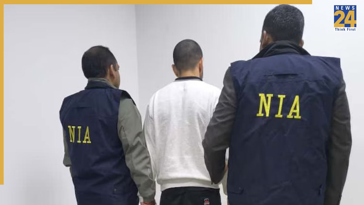 Anmol Bishnoi First PIC Revealed: Anmol Bishnoi, brother of gangster Lawrence, was brought to Delhi IGI Airport