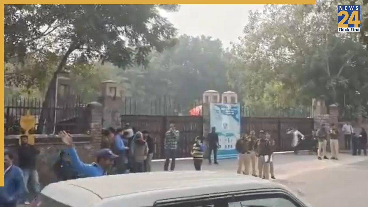 Bomb threat (1) Delhi: Bomb threat to private school in Chanakyapuri, search turns up nothing