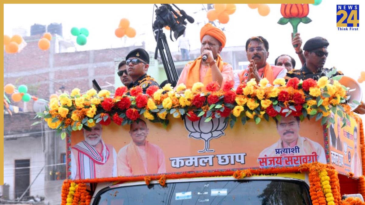CM Yogi (9) Thunderous welcome for CM Yogi in Darbhanga amid chants of 'Bulldozer Baba, Hindu Hriday Samrat Zindabad'