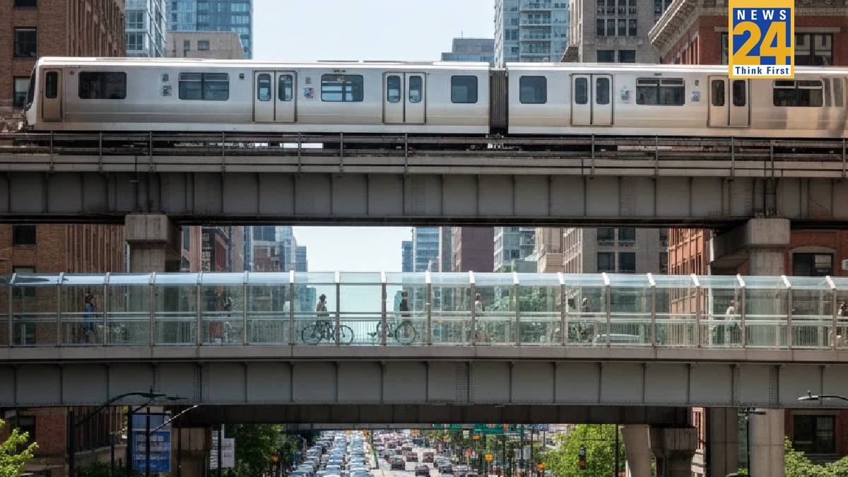 Metro Corridor and walkway on the same plinth