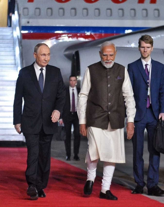 PM Modi welcomes Putin with red-carpet reception and warm hug at Delhi airport-1-2