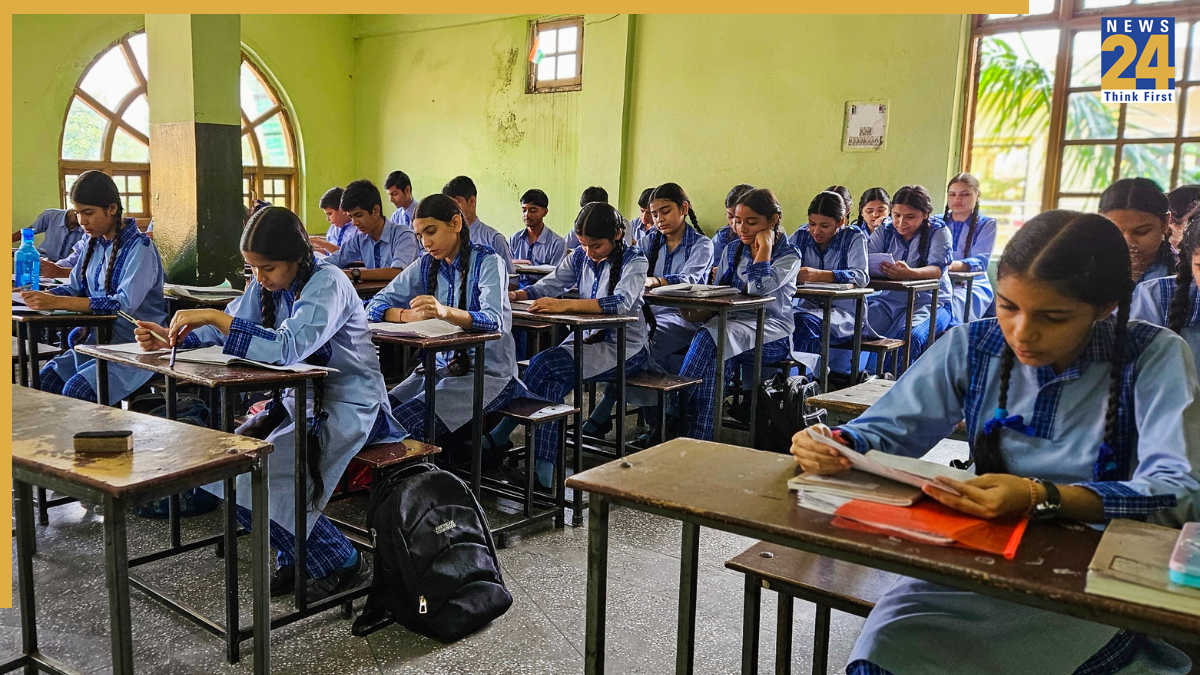 Delhi-NCR Weather: Are Schools Open Today, December 16? Check Online and Hybrid Classes for Class 5 to 11