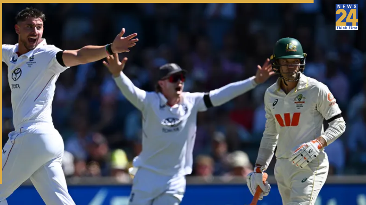 England appeal for wicket of Alex Carey England appeal for wicket of Alex Carey